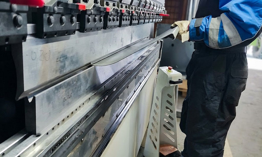 Was umfasst eine Blechbearbeitungsdienstleistung?